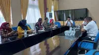 Para Pejabat Pemerintah Kota Palembang mendatangi Pemkot Bengkulu yang memiliki berbagai program menarik. (Liputan6.com/Yuliardi Hardjo)