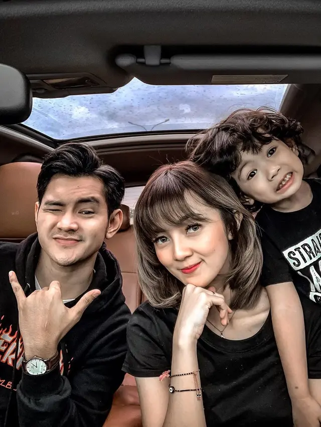 Jarang Terekspos, Ini 6 Potret Hangat Keluarga Kecil Aditya Suryo