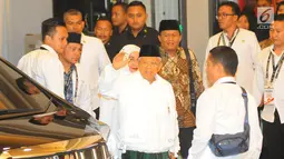 Cawapres nomor urut 01 Ma'ruf Amin berserta istri tiba di lokasi debat keempat Pilpres 2019 di Hotel Shangri-La, Jakarta, Sabtu (30/3). Debat dimoderatori Retno Pinasti dan Zulfikar Naghi, serta sembilan panelis. (Liputan6.com/AnggaYuniar)