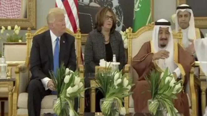 Donald Trump bertemu dengan Raja Salman di Arab Saudi. (Arab News)