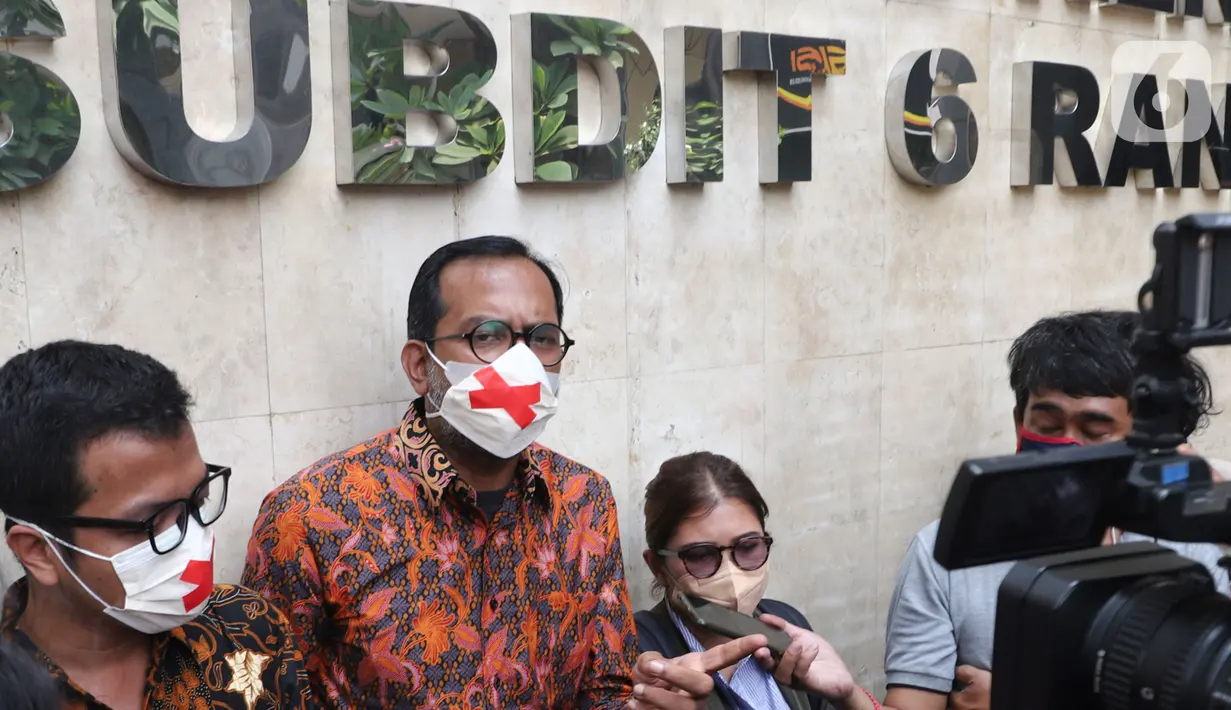 Direktur Lokataru Haris Azhar dan Koordinator KontraS Fatia Maulida (kanan) seusai mendatangi Polda Metro Jaya, Jakarta, Kamis (21/10/2021). Keduanya memenuhi panggilan mediasi berkaitan dengan dugaan pencemaran nama baik yang dilaporkan Luhut Binsar Pandjaitan. (Liputan6.com/Herman Zakharia)