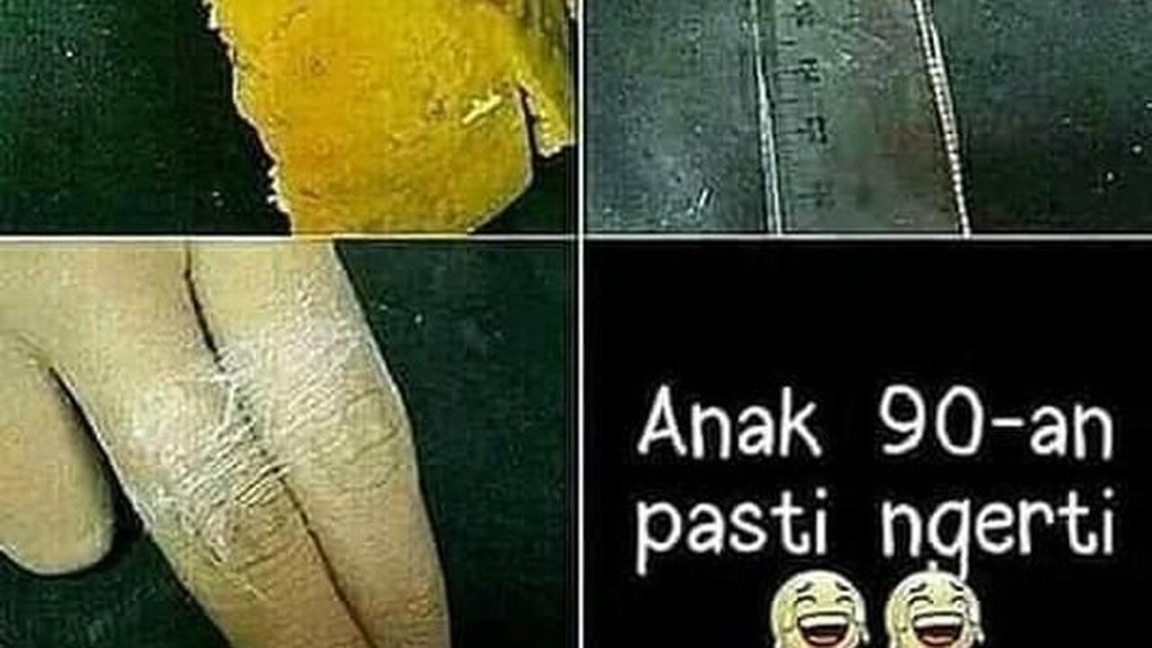 Dari sebuah kulit jeruk siapa sangka bisa jadi mainan iseng yang seru! Kulit jeruk digosok-gosong kemudian dilingkarkan ke jari tangan hingga menyerupai sarang laba-laba.