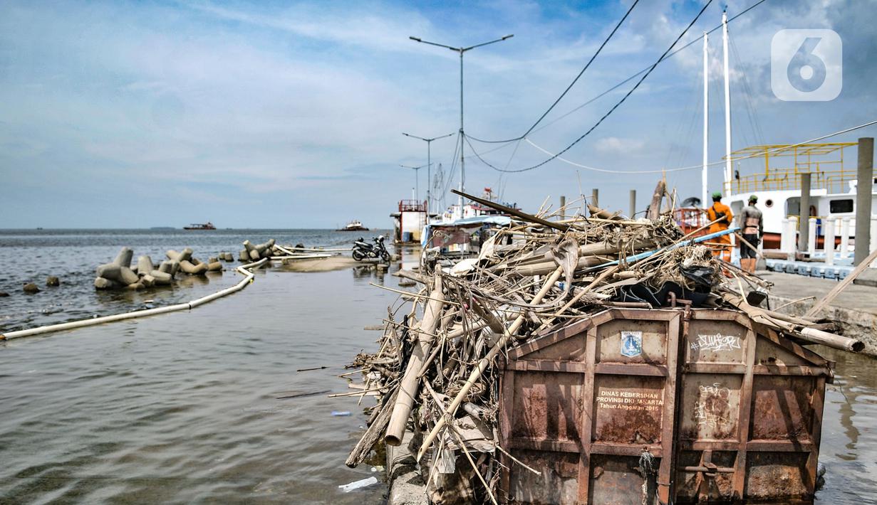 Tumpukkan sampah yang terbawa arus banjir rob di Pelabuhan Kali Adem, Muara Angke, Jakarta, Kamis (22/10/2020). Banjir akibat air pasang dengan ketinggian mencapai 30 cm tersebut telah merendam kawasan Pelabuhan Kali Adem dan sudah berlangsung selama lima hari. (merdeka.com/Iqbal S. Nugroho)