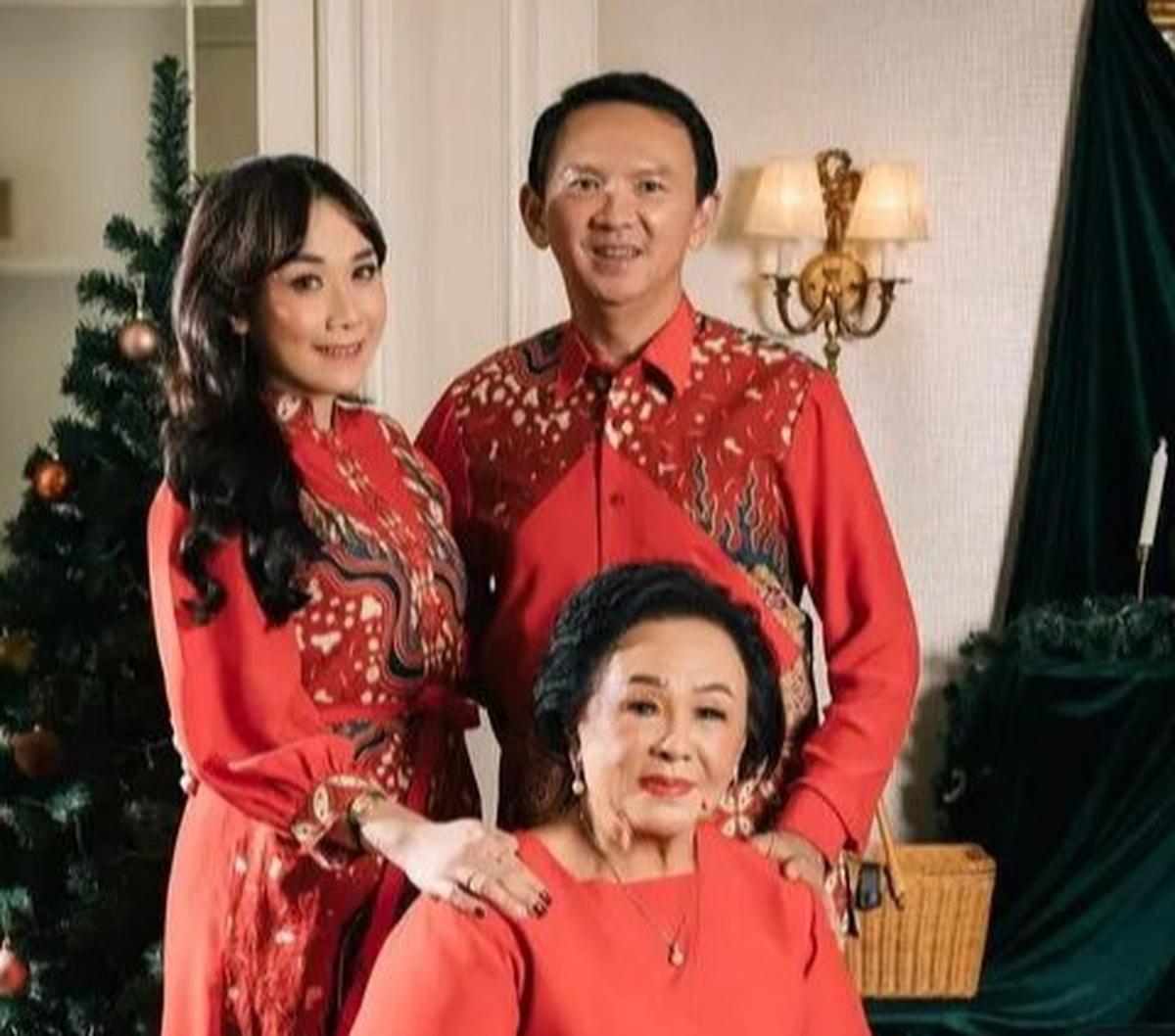 Potret Ahok tengah menikmati keindahan Sumba bersama Puput Nastiti ini berhasil mencari sorotan. Berbagai komentar pun membanjiri unggahan tersebut. <br>