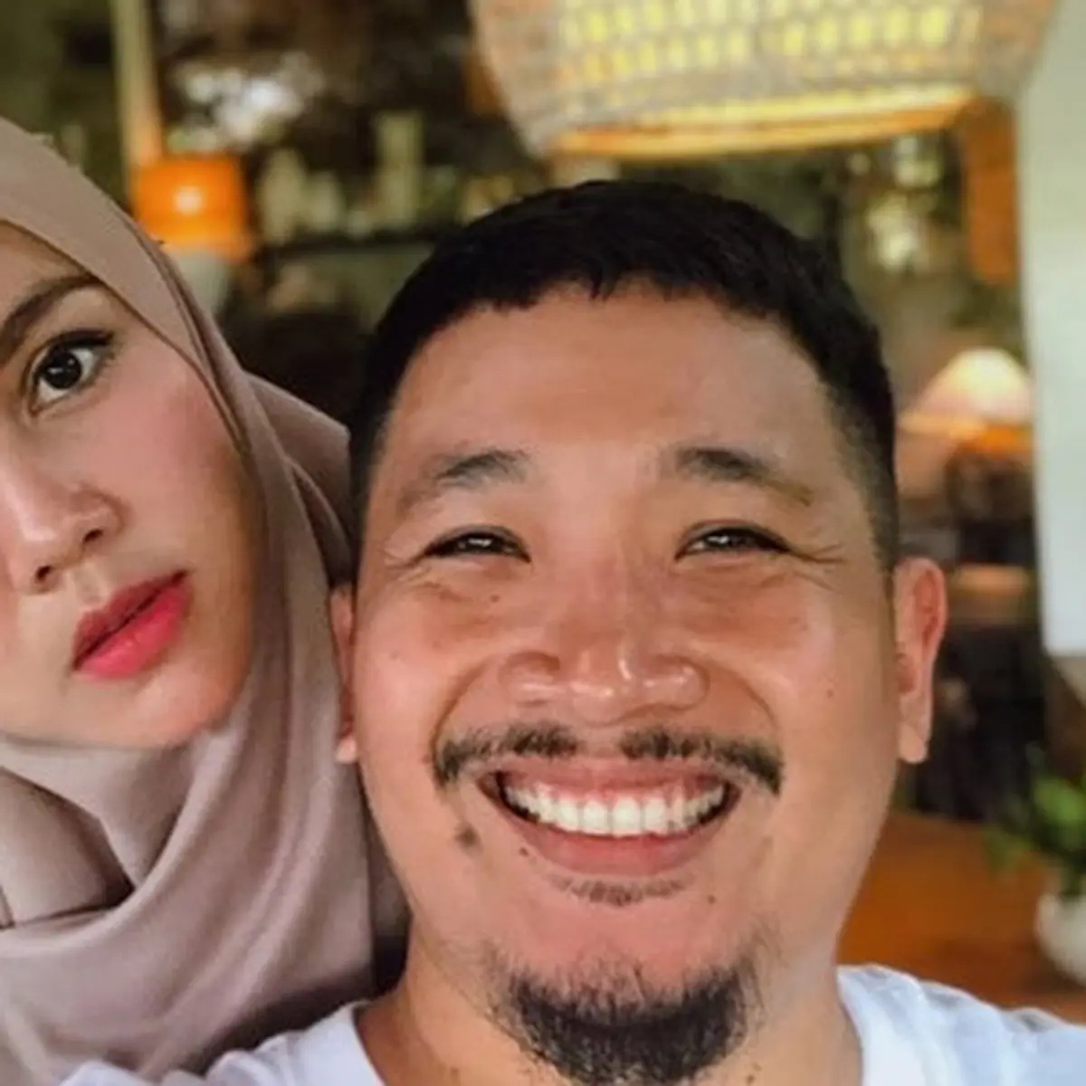 6 Potret Kenangan Ratu Annisa dan Mendiang Suami - Hot Liputan6.com