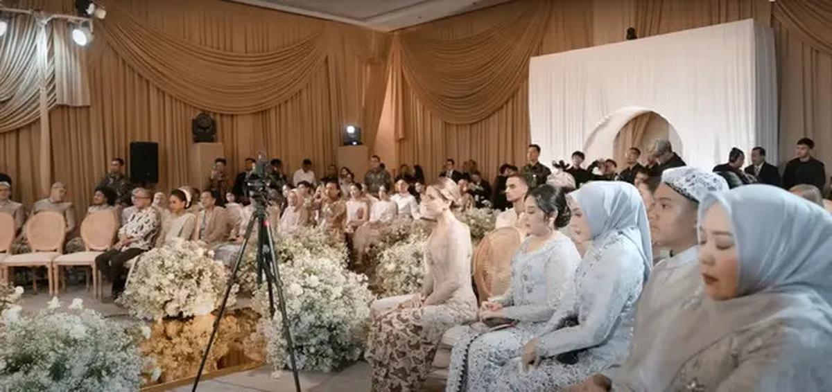 Potret Detail Dekorasi Akad Nikah Al Ghazali dan Alyssa Daguise, Elegan dengan Nuansa Gold dan Putih