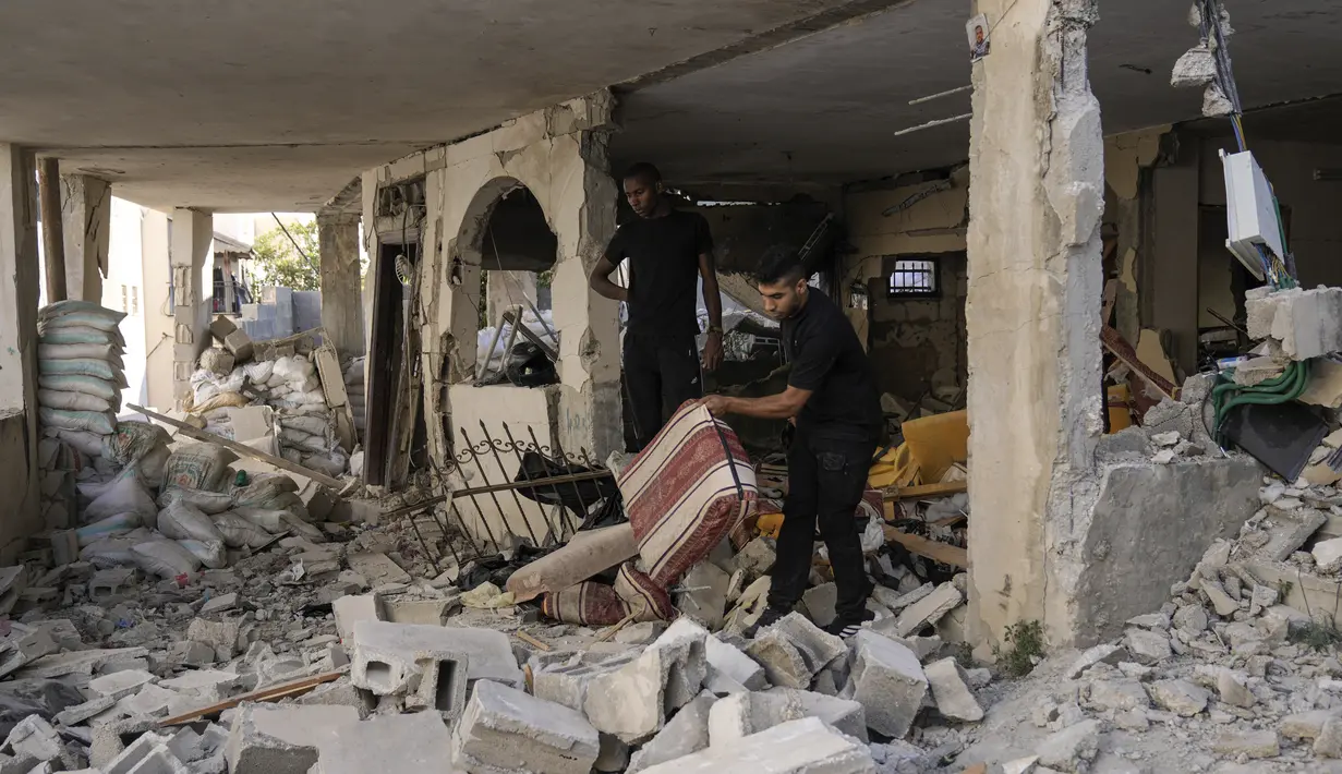 Penarikan pasukan dari kamp mengakhiri operasi dua hari yang intens yang menewaskan sedikitnya 13 warga Palestina, termasuk seorang tentara Israel. (AP Photo/Majdi Mohammed)
