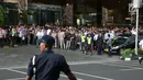 Sejumlah karyawan berkumpul di sebrang kantor Bursa Efek Indonesia (BEI) saat balkon lantai 1 bangunan ambruk, Jakarta, Senin (15/1). (Liputan6.com/Johan Tallo)