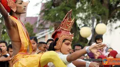 Citizen6, Banda Aceh: Penari dari Sri Lanka tampil di hadapan ratusan warga Aceh di Taman Sari Banda Aceh, Senin (25/7). Acara itu merupakan bagian dari paket kegiatan Aceh International Folklore yang digelar 23-25 Juli 2011 dan  27-28 Juli 2011 di Sabang