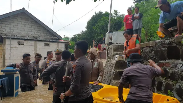 Penanganan Kapolres Subang bersama PJU Polres Subang dan Bhayangkari ke Titik-titik Banjir di Wilayah Hukum Polsek Pamanukan