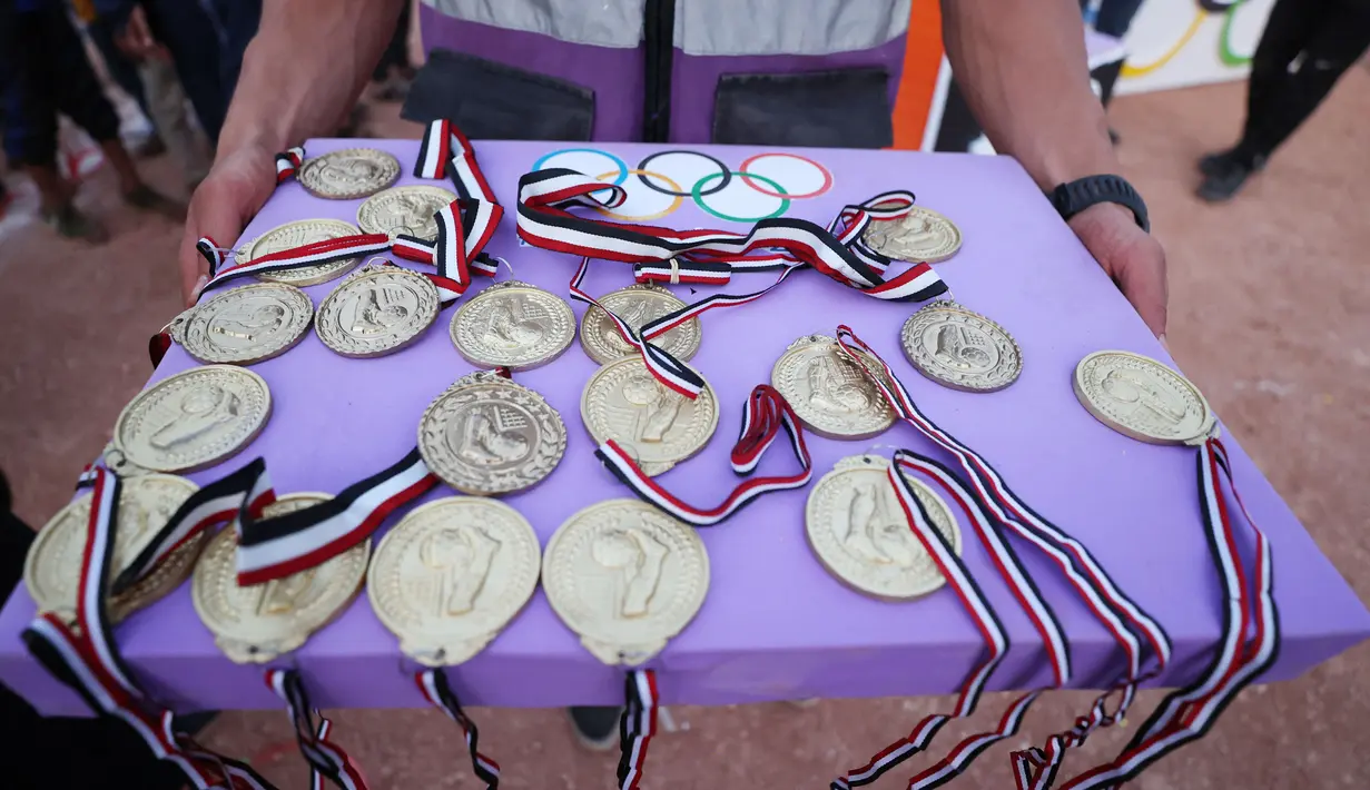 Para penyelenggara juga berusaha mengemas Olimpiade Tenda 2020 seperti di Olimpiade Tokyo. Mereka menyediakan Medali sebagai lambang keberhasilan dalam pertandingan. (Foto:AFP/Omar Haj Kadour)