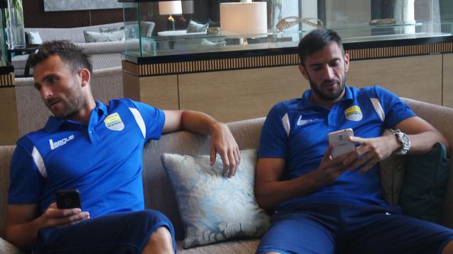Vladimir Vujovic duduk bersama Ilija Spasojevic.