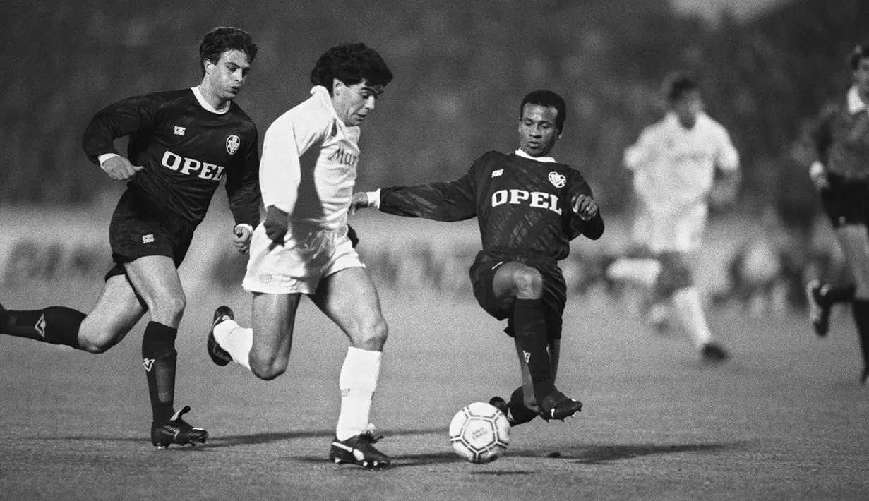Pemain sepak bola Napoli Diego Maradona (tengah) mencoba menghindari tekel pemain Bordeaux Jean Tigana (kanan) disaksikan Alain Roche pada pertandingan final UEFA di Bordeaux, Prancis, 23 November 1988. Sebelum meninggal, Maradona dilaporkan menjalani operasi otak. (AFP PHOTO AFP/AFP/sjw)