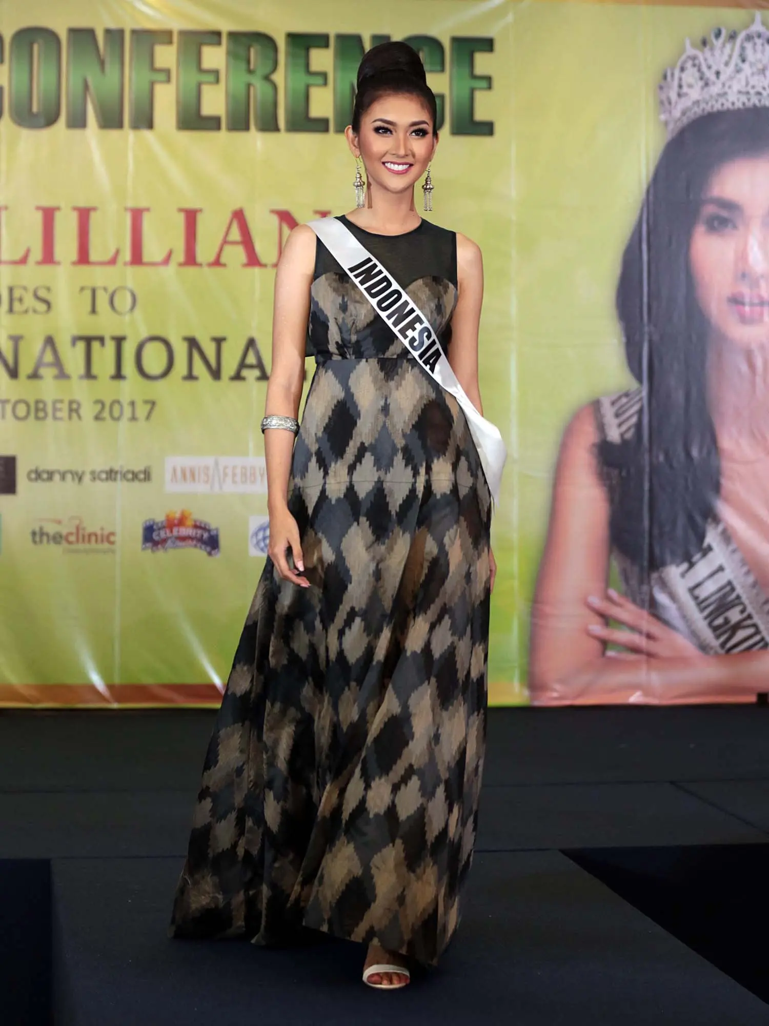 Gaun IKAT Indonesia karya Didiet Maulana yang akan dikenakan Kevin Lilliana di ajang Miss International 2017. (Foto: Deki Prayoga/Bintang.com)