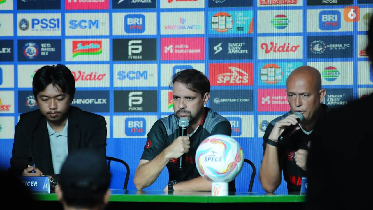 Pelatih Madura United, Head Coach Mairicio F De Souza (kanan)