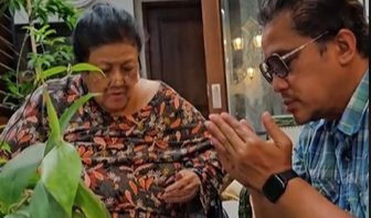 Lebih lanjut, Dede mengatakan jika doa dan restu dari orang tua merupakan hal yang paling penting saat ia sedang memperjuangkan sesuatu.<br>