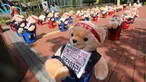 Boneka beruang teddy dipajang untuk memprotes kekerasan terhadap pedagang kaki lima ilegal, di depan kantor distrik Mapo di Seoul, Kamis (24/9/2020). Boneka beruang itu menggantikan pengunjuk rasa untuk menghindari pelanggaran larangan aksi dengan lebih dari 10 orang.  (AP Photo/Ahn Young-joon)