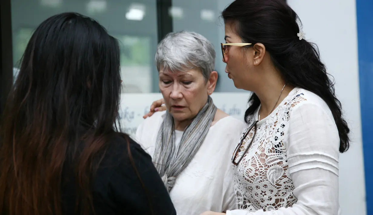 Dalam ucapannya kepada keluarga yang hadir, anak lelaki Bondan itu tak kuasa menahan tangis. (Nurwahyunan/Bintang.com)