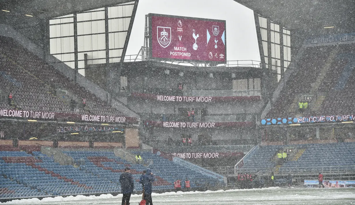 Pemandangan stadion sebelum pertandingan Liga Inggris antara Burnley dan Tottenham Hotspur di Turf Moor, Inggris, Minggu (28/11/2021). Laga Liga Inggris pekan ke-13 antara Burnley vs Tottenham ditunda. Pertandingan tersebut ditunda karena hujan salju lebat. (AP Photo/Rui Vieira)