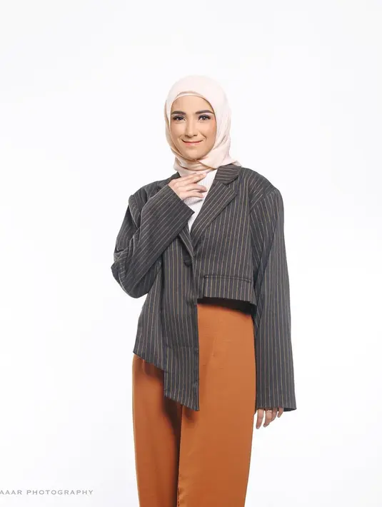 Kabar ini ternyata dibenarkan oleh pihak keluarga Nadya bahwa dirinya akan segera menikah lagi. Kendati demikian, sang kakak enggan mengungkapkan siapa sosok laki-laki yang siap mengajaknya ke jenjang yang lebih serius. (Liputan6.com/IG/@nadyamustikarahayu)