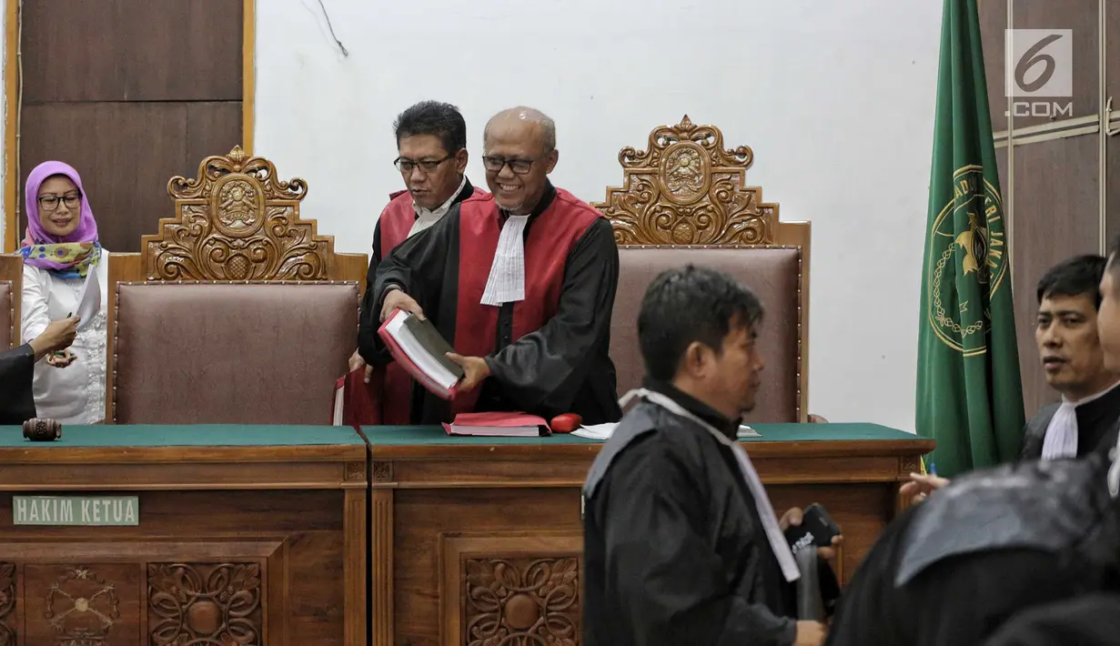 Hakim Ketua Achmad Guntur tersenyum usai sidang putusan kasus kepemilikan senjata api ilegal dan satwa liar terdakwa Gatot Brajamusti di PN Jakarta Selatan, Kamis (12/7). Dalam sidang tersebut Gatot Brajamusti tidak hadir. (Liputan6.com/Faizal Fanani)