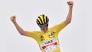 Pembalap tim UAE Emirates, Tadej Pogacar melakukan selebrasi saat melintasi garis finis pada akhir etape ke-17 balap sepeda Tour de France 2021 yang menempuh jarak 178 km, dari Muret menuju Saint-Lary-Soulan, pada 14 Juli 2021. (AFP/Philippe Lopez)