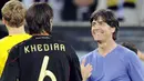 Pelatih Jerman Joachim Loew memberi selamat kepada gelandang Sami Khedira (6) usai laga perempat final PD 2010 lawan Argentina di Green Point Stadium, Cape Town, 3 JUli 2010. Jerman unggul 4-0. AFP PHOTO / JAVIER SORIANO