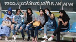 Keluarga pemain dan Official Persib Bandung berfoto selfie bersama saat sesi latihan  di Stadion Pakansari, Bogor, Jumat (10/3/2017). (Bola.com/Nicklas Hanoatubun)