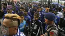 Pendukung Persib Bandung atau Bobotoh mulai padati Stadion Gelora Bandung Lautan Api (GLBA), Jawa Barat, Sabtu (15/4). Bobotoh penasaran ingin melihat aksi Essien dan Cole di laga perdana Maung Bandung. (Liputan6.com/Yoppy Renato)