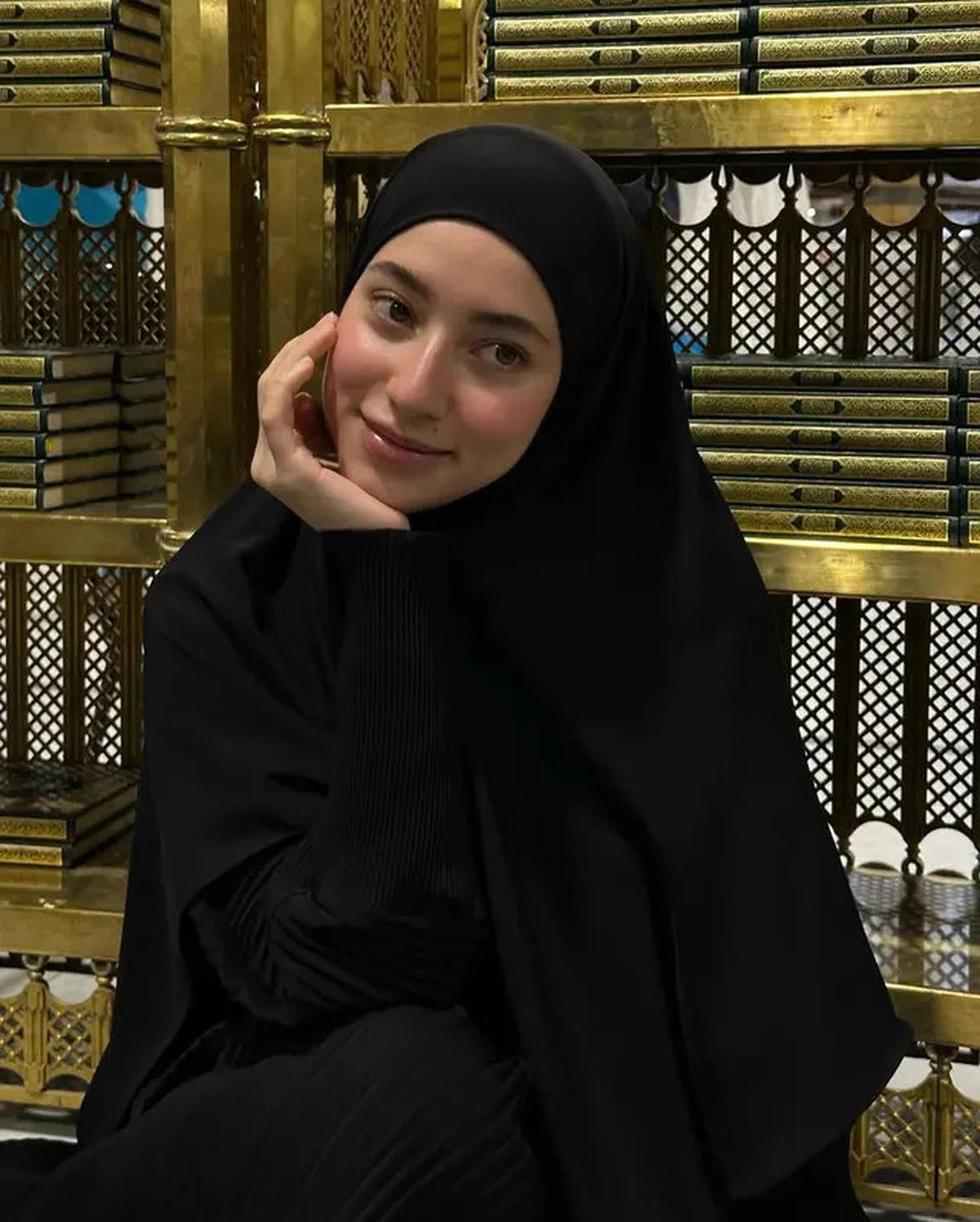 7 Pesona Ameera Khan Wanita Malaysia Kekasih Jefri Nichol, Model Internasional