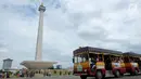 Sejumlah pengunjung menaki kereta wisata saat liburan di Monumen Nasional (monas), Jakarta, Selasa (25/12). Liburan Natal 2018, banyak warga datang bersama kerabat maupun keluarga memadati Monas. (Liputan6.com/Herman Zakharia)