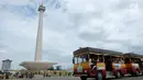 Sejumlah pengunjung menaki kereta wisata saat liburan di Monumen Nasional (monas), Jakarta, Selasa (25/12). Liburan Natal 2018, banyak warga datang bersama kerabat maupun keluarga memadati Monas. (Liputan6.com/Herman Zakharia)