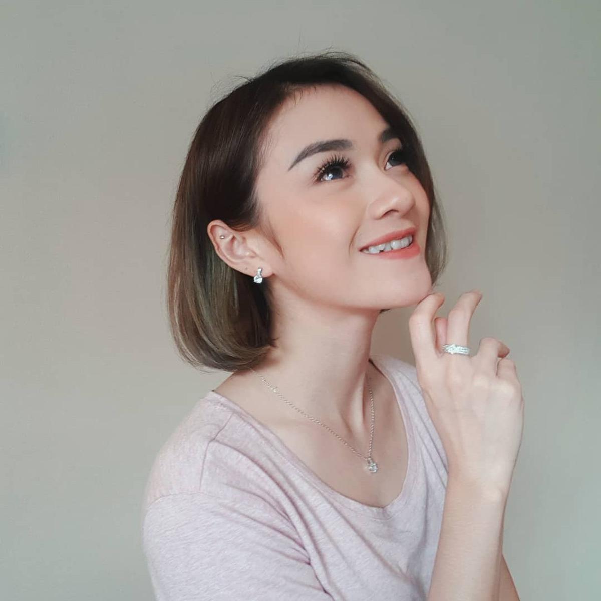 Tampilan Dara the Virgin dengan Makeup Minimalis (credit: instagram/darathevirgin)