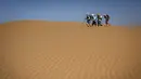 Para peserta menyusuri gurun saat mengikuti lomba lari Marathon des Sables ke-34 tahap kedua di Gurun Sahara, Maroko, Senin (8/4). Dalam lomba ini peserta akan diuji batas ketahanan tubuh mereka. (JEAN-PHILIPPE KSIAZEK/AFP)
