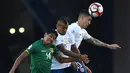 Pemain Bolivia, Raul Castro (kiri) berduel bola dengan pemain Chile, Arturo Vidal dan Pedro Hernandez pada babak penyisihan grup Copa America Centenario 2016 di Stadion Gillette, Foxborough, AS, Sabtu (11/6/2016) WIB. (AFP/Timothy A. Clary)