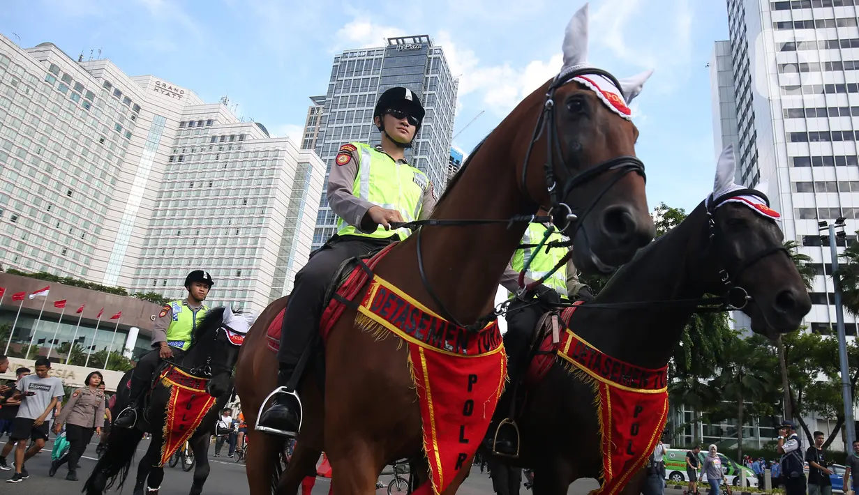 Polisi berkuda saat berpatroli di car free day  di Bundaran Hotel Indonesia, Jakarta Pusat, Minggu (12/1/2020). Kehadiran polisi berkuda ini sebagai bentuk dukungan terhadap program CFD pemerintah. (Liputan6.com/Angga Yuniar)