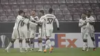 Para pemain AS Roma berselebrasi setelah gelandang Jordan Veretout (kedua kiri) mencetak gol ke gawang CFR Cluj selama pertandingan grup A Liga Europa di Cluj-Napoca, Rumania (26/11/2020). AS Roma menang 2-0 atas CFR Cluj. (AFP/Alex Nicodim)