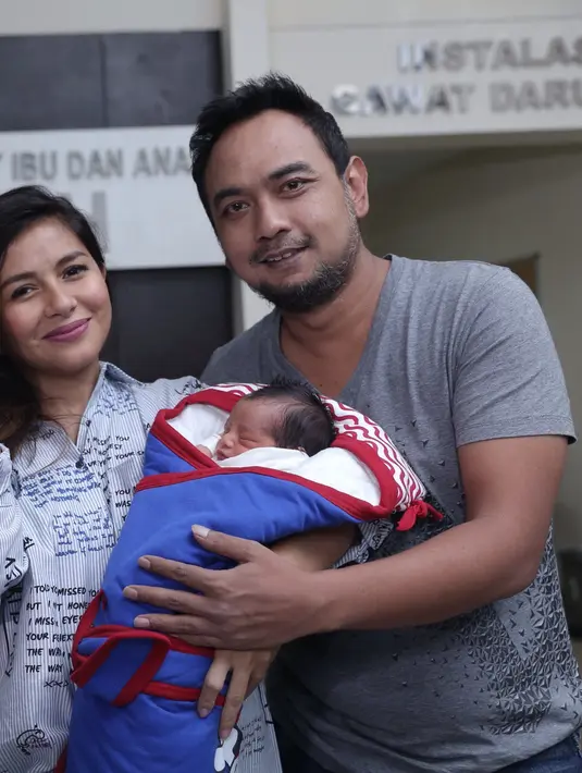 "Kenapa caesar karena pengalaman pertama itu pembuluhnya pecah dan ambeien ku keluar, jadi membuat agak rawan lahir," kata Meisya Siregar di RS Asih, Jalan Panglima Polim, Kebayoran Baru, Jakarta Selatan, Minggu (27/11). (Galih W. Satria/Bintang.com)