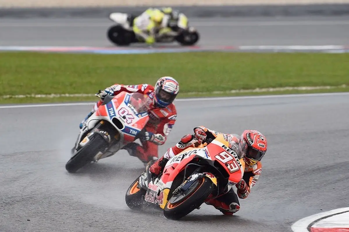 Marc Marquez (depan) dan Andrea Dovizioso