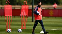 Pelatih kepala Manchester United asal Portugal, Ruben Amorim, memimpin sesi latihan tim di Kompleks Latihan Carrington di Manchester, Inggris barat laut, pada 14 Mei 2025 dalam sesi media menjelang final Liga Europa UEFA melawan Tottenham Hotspur. Final Liga Europa UEFA akan berlangsung pada 21 Mei di Bilbao. (Oli SCARFF/AFP)
