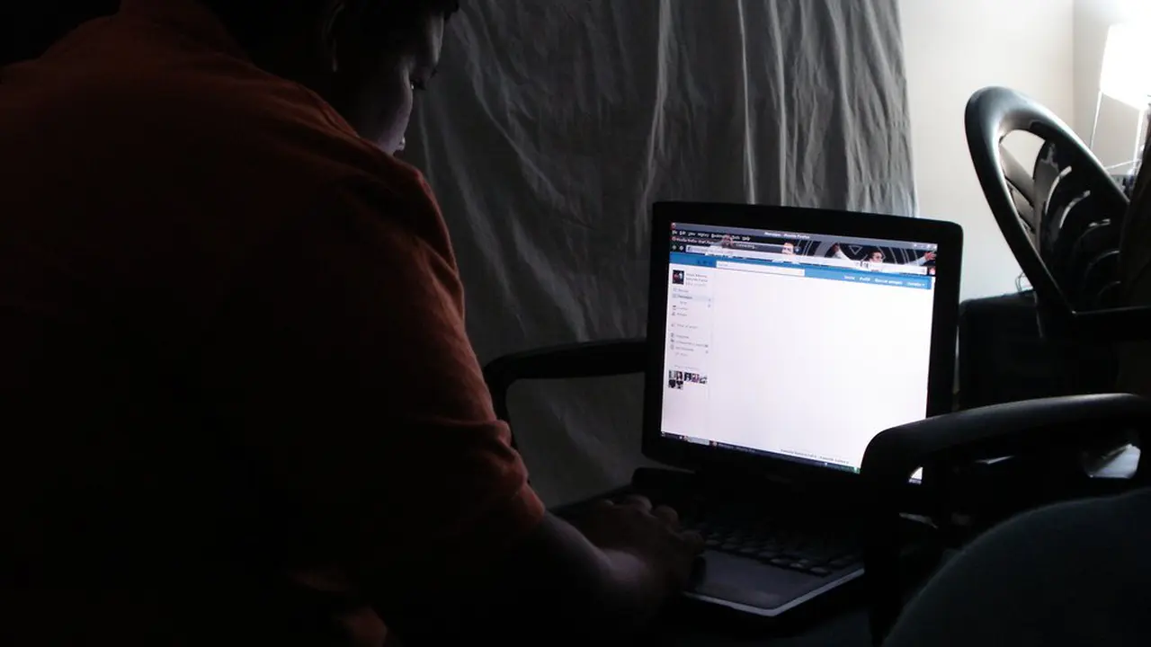 Frustasi, Remaja Ini Potong Tangannya Karena Kecanduan Internet