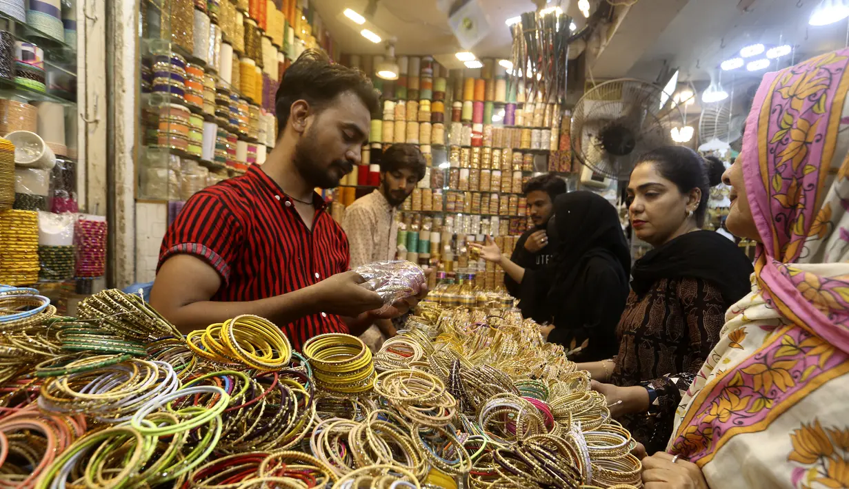<p>Orang-orang mengunjungi pasar untuk membeli gelang dan barang-barang lainnya untuk persiapan perayaan Idul Fitri mendatang, di Karachi, Pakistan, Jumat, 29 April 2022. Idul Fitri menandai berakhirnya bulan suci Ramadhan.</p>