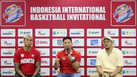 Pemain Timnas Basket Putra Indonesia, Andakara Prastawa (tengah) berbicara didampingi Brandon Jawato (kiri) dan Arki Dikania Wisnu saat konferensi pers Indonesia International Basketball Invitational di Indonesia Arena, Senayan, Jakarta, Kamis (27/07/2023). (Bola.com/Bagaskara Lazuardi)