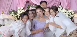 Jadi bridesmaid, Baila No Na dan Rebecca Klopper di Siraman Jennifer Coppen. [@brideswhisperer]