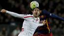 Gelandang Sevilla, Vicente Iborra, duel udara dengan gelandang Barcelona, Sergio Busquets. Pada laga itu Barca sempat tertinggal 0-1 melalui gol Vitolo pada menit ke-20. (Reuters/Albert Gea)