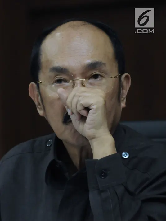 Terdakwa kasus dugaan merintangi penyidikan korupsi e-KTP, Fredrich Yunadi saat mengikuti sidang lanjutan di Pengadilan Tipikor, Jakarta, Kamis (5/4). Sidang mendengarkan keterangan saksi. (Liputan6.com/Helmi Fithriansyah)