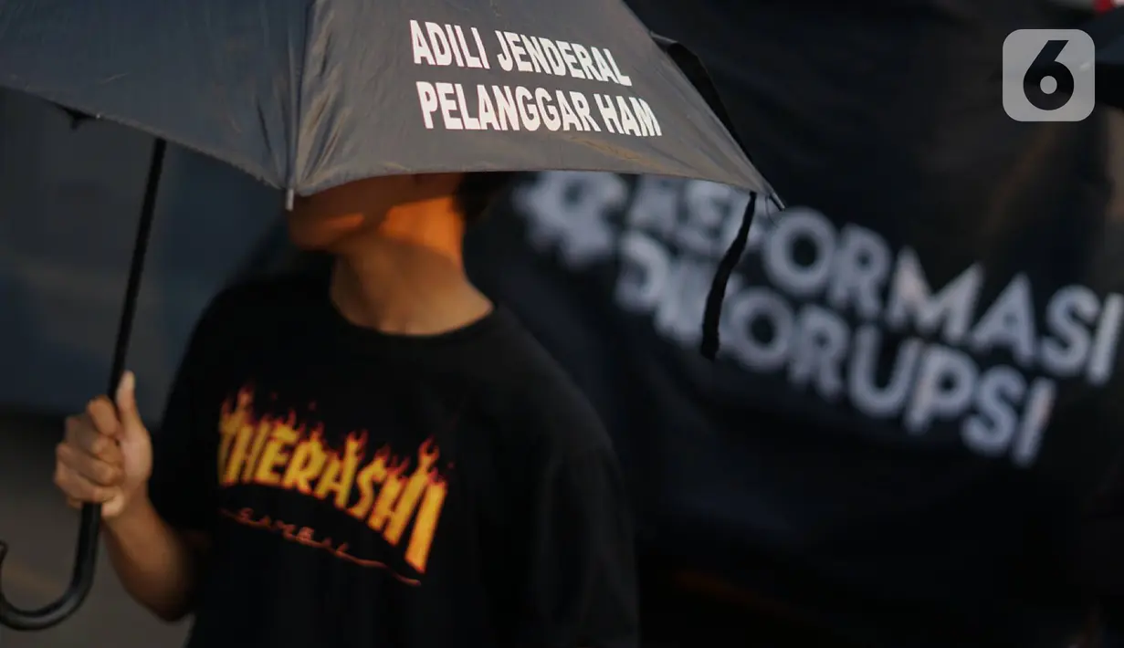 Aktivis Jaringan Solidaritas Korban untuk Keadilan menggelar aksi Kamisan di depan Istana Merdeka, Kamis (24/10/2019). Aksi ke-607 mengkritisi pelantikan Prabowo Subianto sebagai Menteri Pertahanan yang dianggap bertanggung jawab atas sejumlah kasus pelanggaran HAM. (Liputan6.com/Immanuel Antonius)