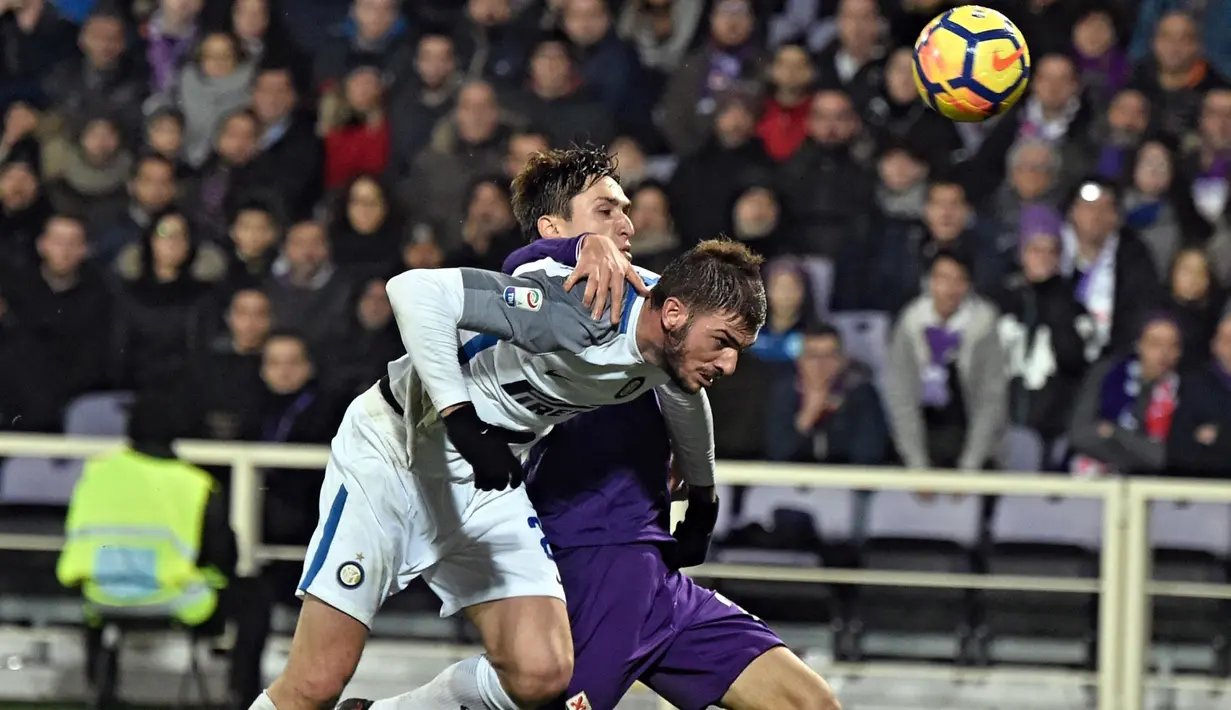 Duel pemain Fiorentina, Federico Chiesa dan pemain Inter Milan, Davide Santon pada laga Serie A di Artemio Franchi Stadium, Florence, (5/1/2018). Inter bermain imbang 1-1 dengan Fiorentina. (Maurizio Degl'Innocenti/ANSA via AP)