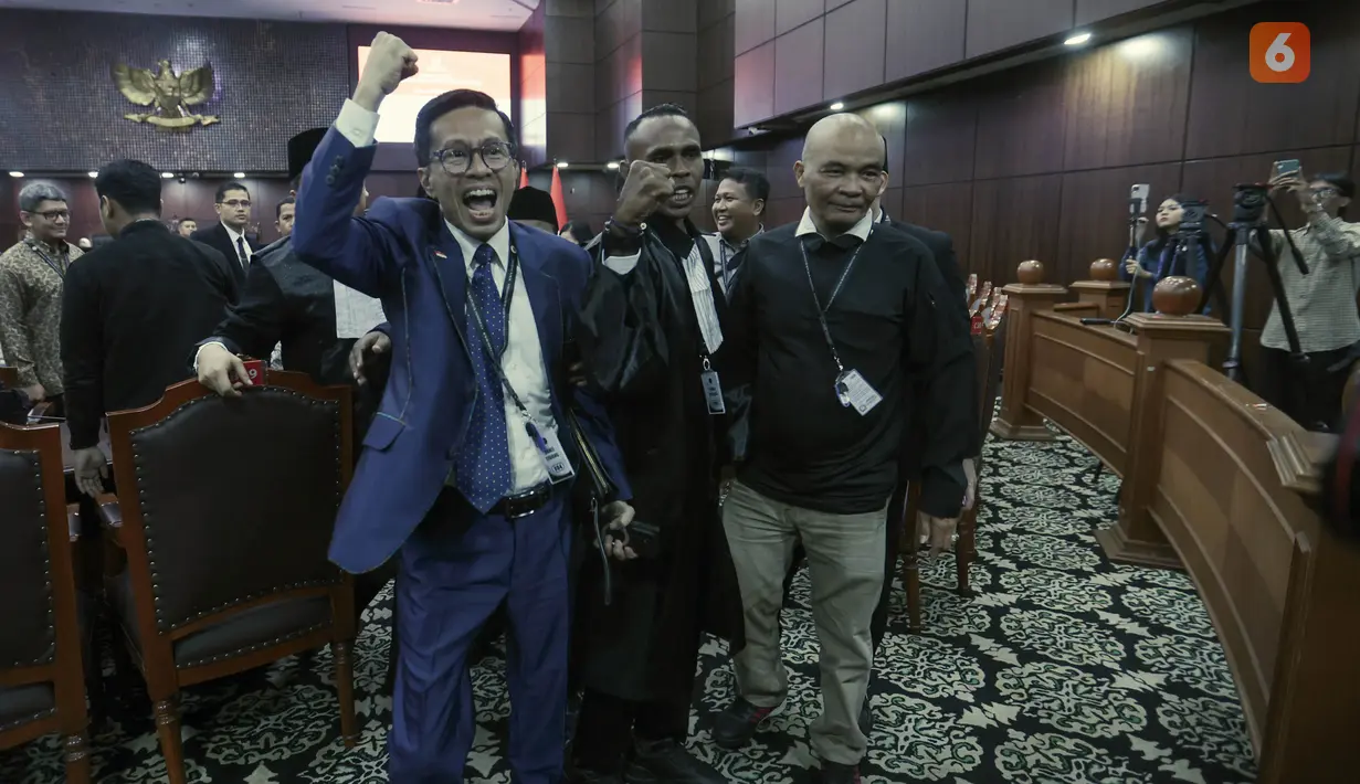 Ketua Umum kelompok relawan Militan Gibran 08 Nusantara, Andi Azwan, yang juga merupakan pengurus organisasi relawan pendukung Jokowi, Jokowi Mania (Joman), mengangkat tangan usai Mahkamah Konstitusi menolak permohonan gugatan terkait syarat pendidikan dan keabsahan ijazah Wakil Presiden Gibran Rakabuming Raka di Gedung MK, Jakarta Pusat, Selasa (6/10/2026). (KLY/Budy Santoso)