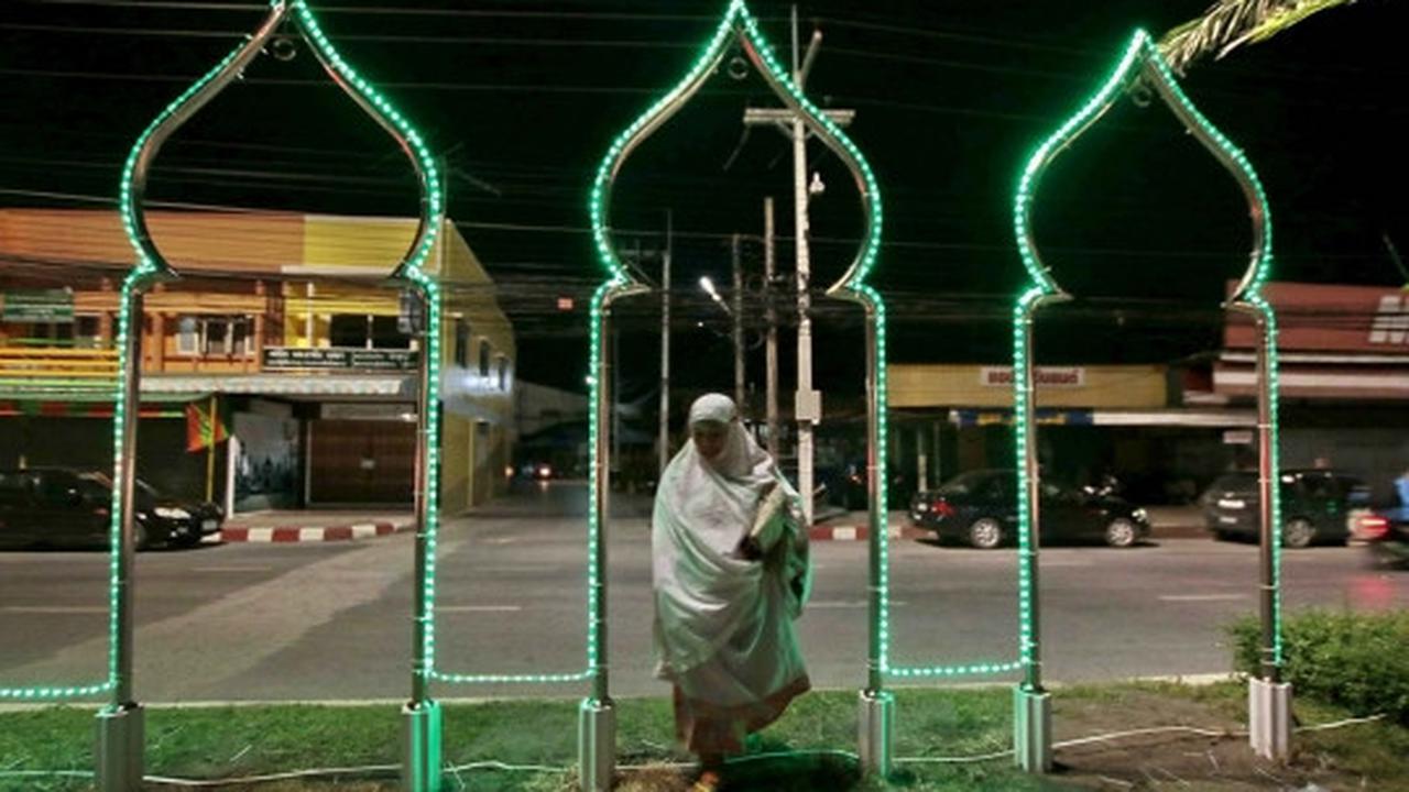 Kekhusyukan muslim Thailand salat tarawih di Masjid Pattani